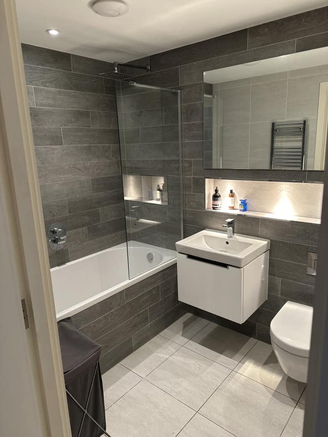 Semi furnished double room with own large bathroom Main Photo