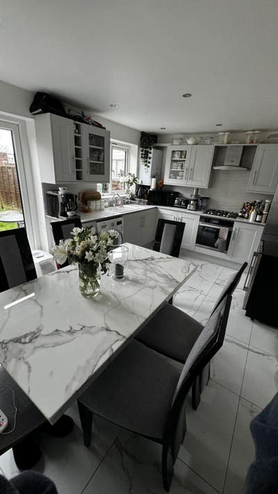 Double Room in Clean Home with Garden Main Photo