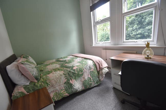 1 Room Available - North Ave Main Photo
