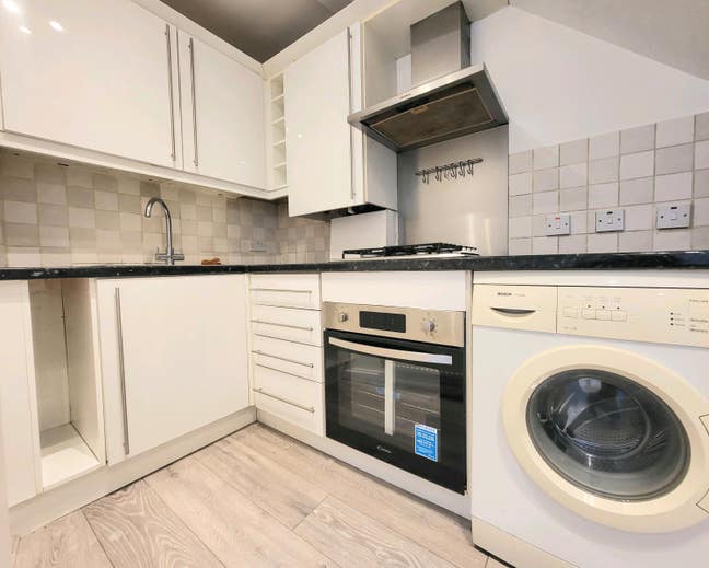 Spacious 2 bedroom flat with a private garden  Main Photo