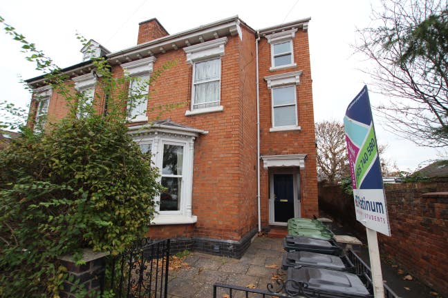 Available Now - 2 Student En Suite Room!  Main Photo