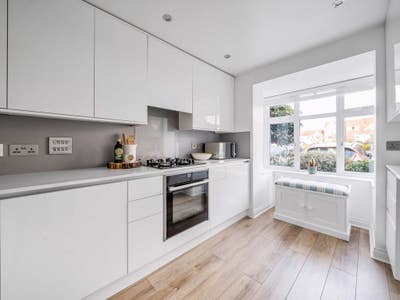 Room in spacious house to Rent Main Photo