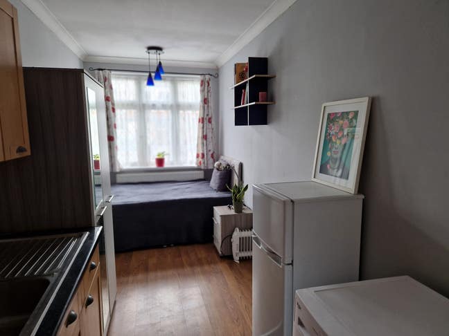 Perfect Studio Flat Located in Norwood Green Main Photo