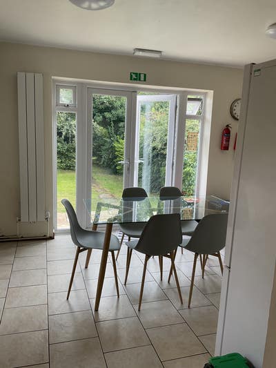 Double en suite in spacious house Main Photo