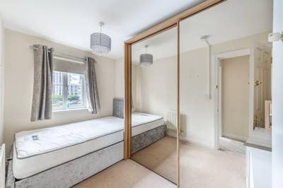 &pound;900pm Near Watford Tube /Junction -Large wardrobe Main Photo