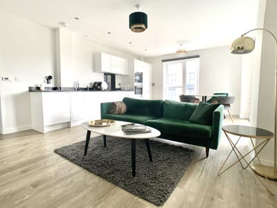  Double bedroom En-suite in a modern newbuild flat Main Photo