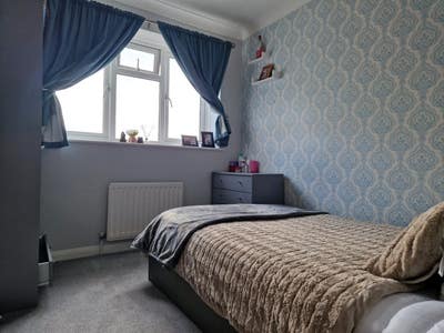 Small double bedroom in clean, tidy, peaceful flat Main Photo