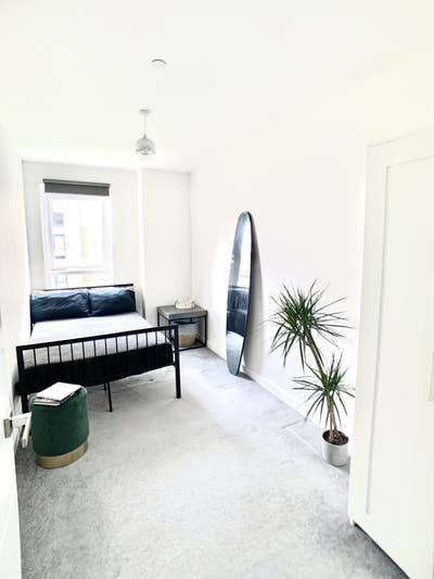 Modern double bedroom Main Photo