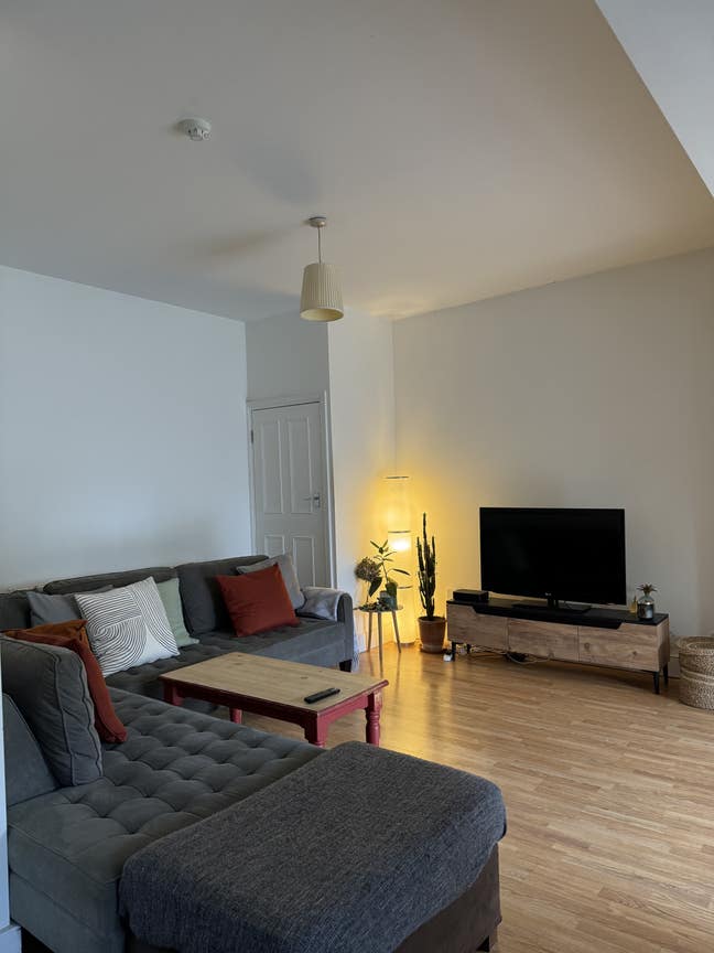 Cosy Room at Friendly Home Share  Main Photo