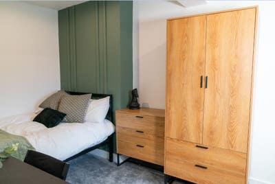 1 Double Room W Ensuite - Available £1050Pm Main Photo