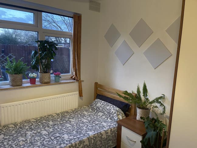 Northolt UB5 Station West London Room & 2Gardens Main Photo