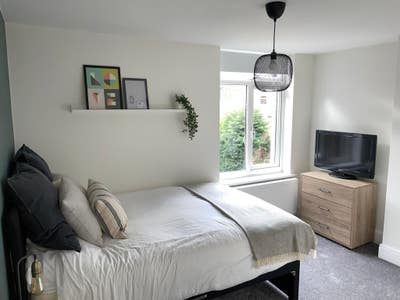 En-suite room in a light spacious house Main Photo