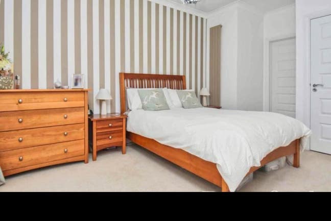 Very Spacious on suite room available to let Main Photo