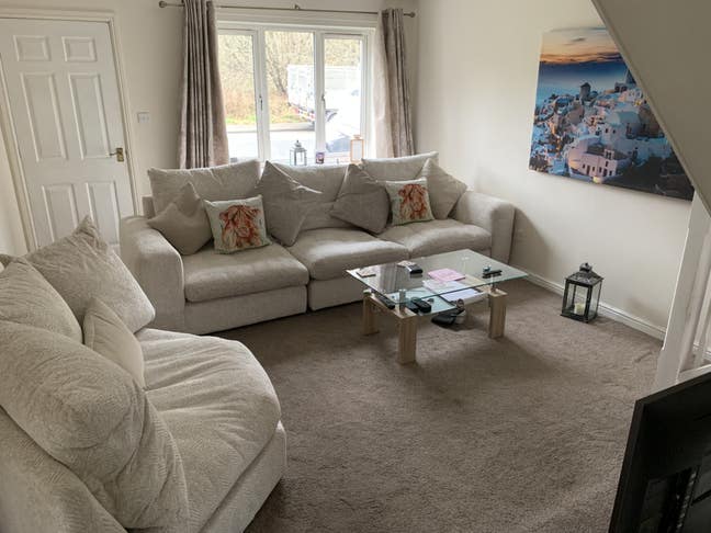 Double bedroom in 2 bed semi detached house Main Photo