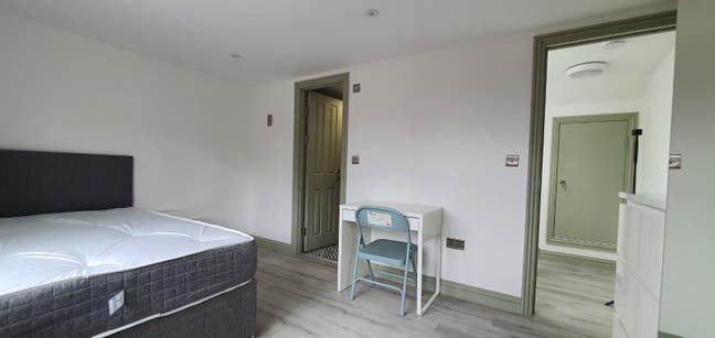 Spacious Double Room with En-suit in a 4 bed House Main Photo