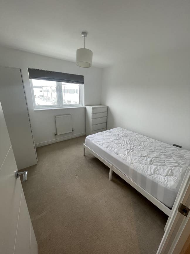 Double bedroom in spacious flat near train station Main Photo