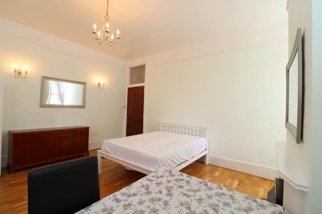 Massive Room and Discount Main Photo