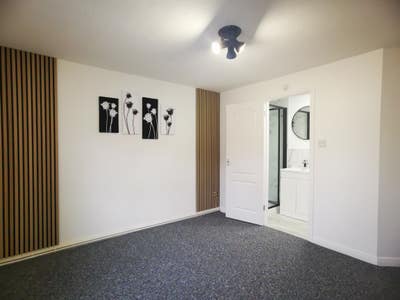 A large nice 2 beds 2 baths flat in great location Main Photo