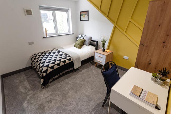 Double Ensuite Room Available Now - All Inclusive Main Photo