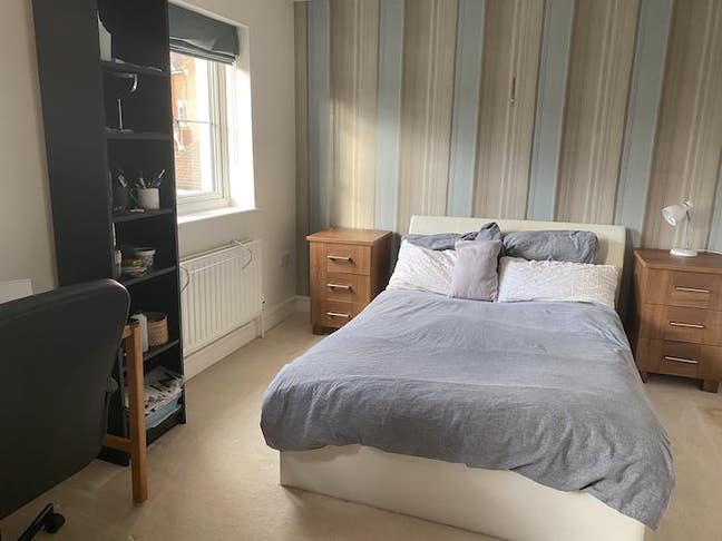 Spacious double bedroom overlooking a park. Main Photo