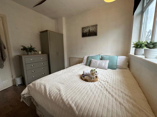 Bright Double Room in Spacious House Main Photo