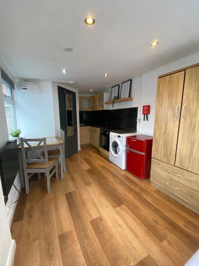 Self Contained Studio Near Centre/Lri - inc Bills Main Photo