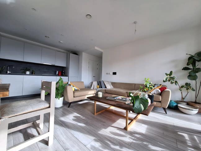 Double Room to rent in a bright Elephant Park flat Main Photo