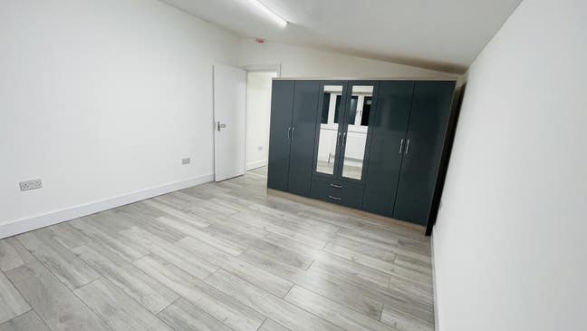 Spacious newly refurbished 4 bed house in Wembley  Main Photo