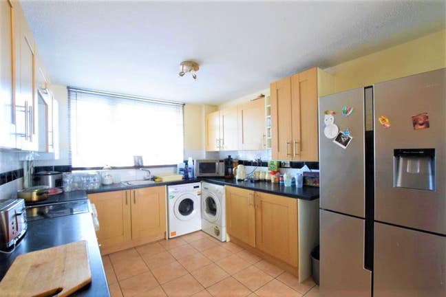 Bright Double Room in Friendly Household Main Photo