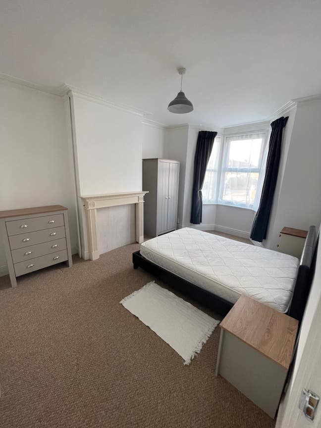 Room to rent rent near St George's Park Main Photo