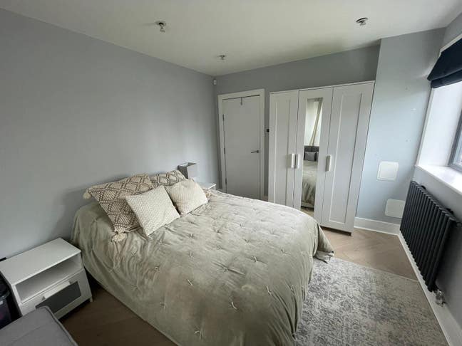 Spacious double-bed room in a shared house Main Photo