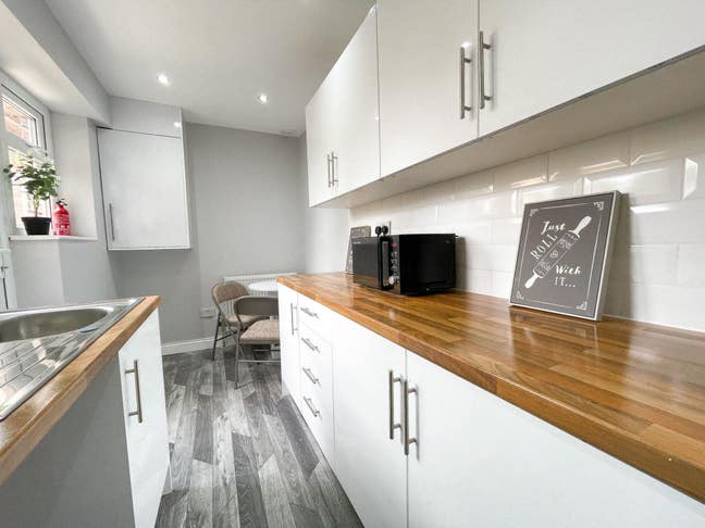 Fully Furnished En-Suite Double Bedroom Main Photo