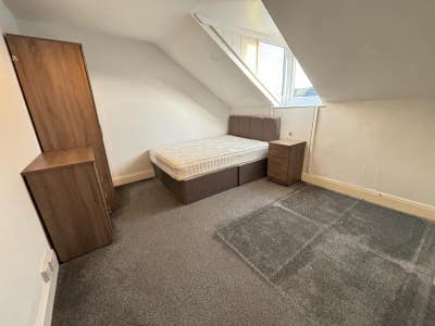 Low Deposit Option-Dbl Rooms in Homely 3 Bed House Main Photo