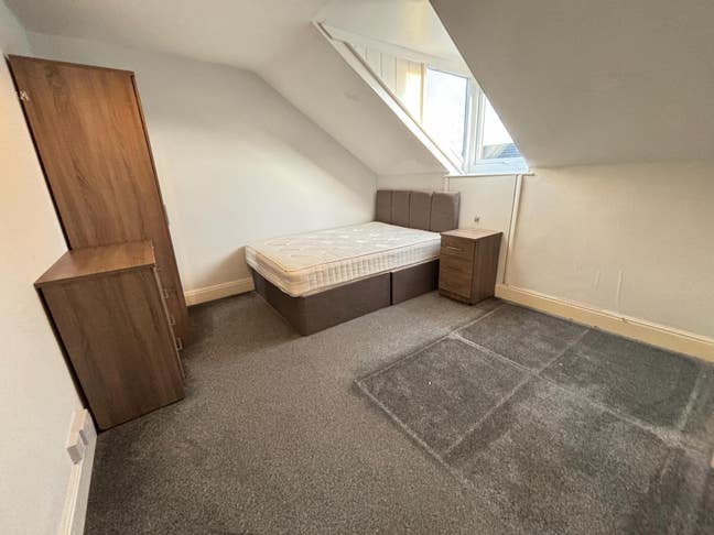 Low Deposit Option-Dbl Rooms in Homely 3 Bed House Main Photo