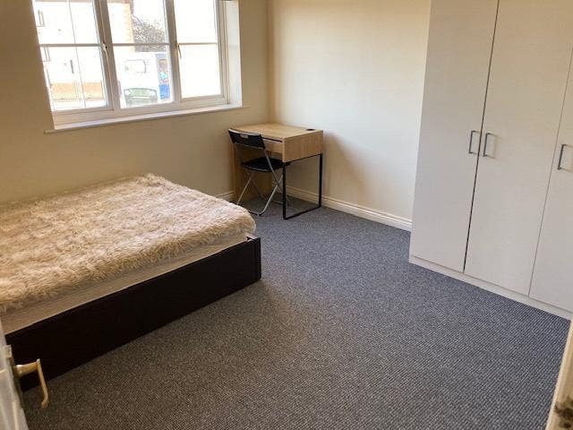 Large double room nearby the train station Main Photo