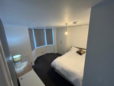 Large newly decorated double room near town centre Main Photo