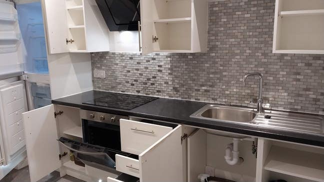 Large double room with storage, parking & garden Main Photo