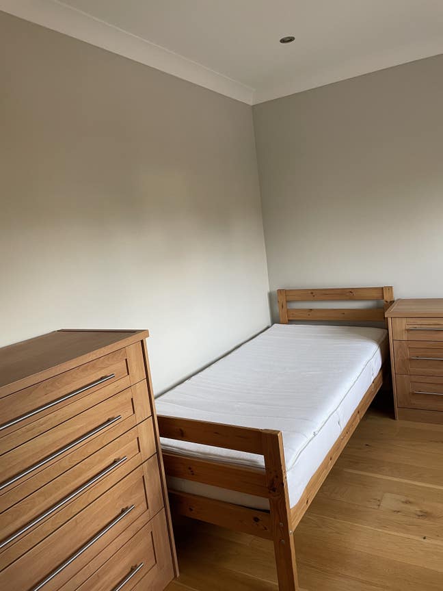 Single room for rent in a 4 bedroom family house Main Photo