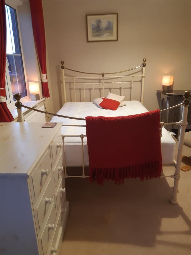  Clean  En-suite  double for mature professional Main Photo