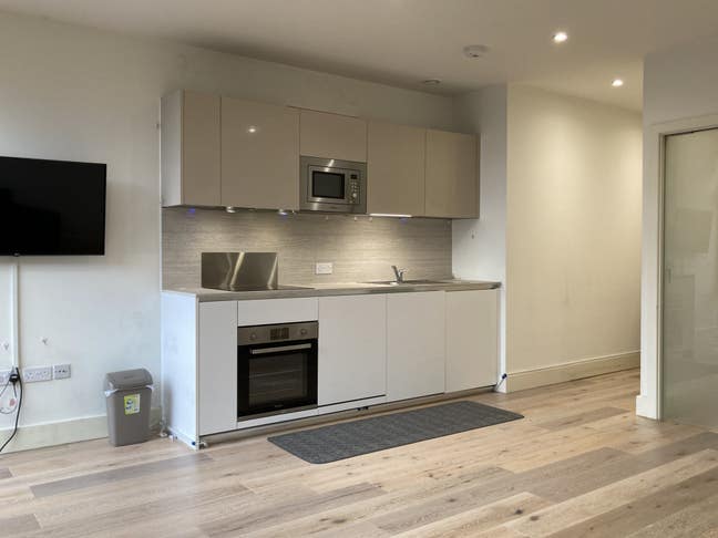 Spacious modern apartment minutes from Heathrow Main Photo