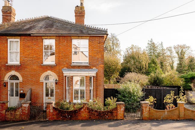 Double room on leafy street close to town Main Photo