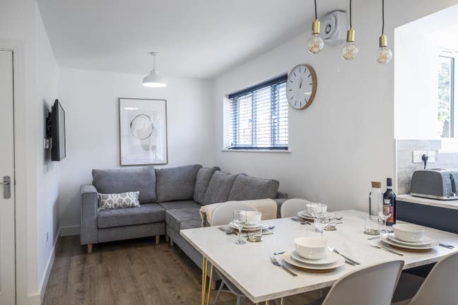 Peaceful Pad with Parking & Friendly Vibes Main Photo