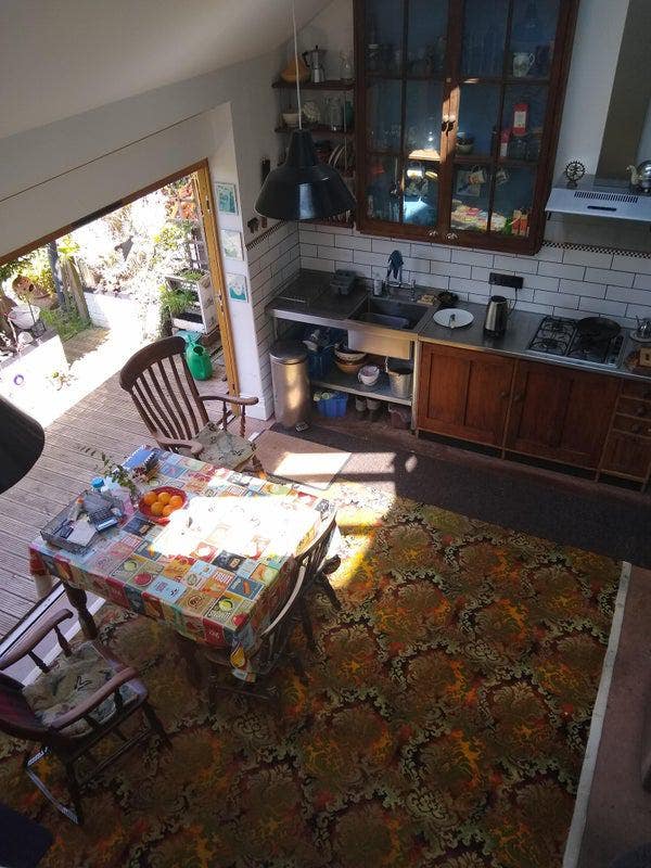 Large room to rent, in a mature family home. Main Photo