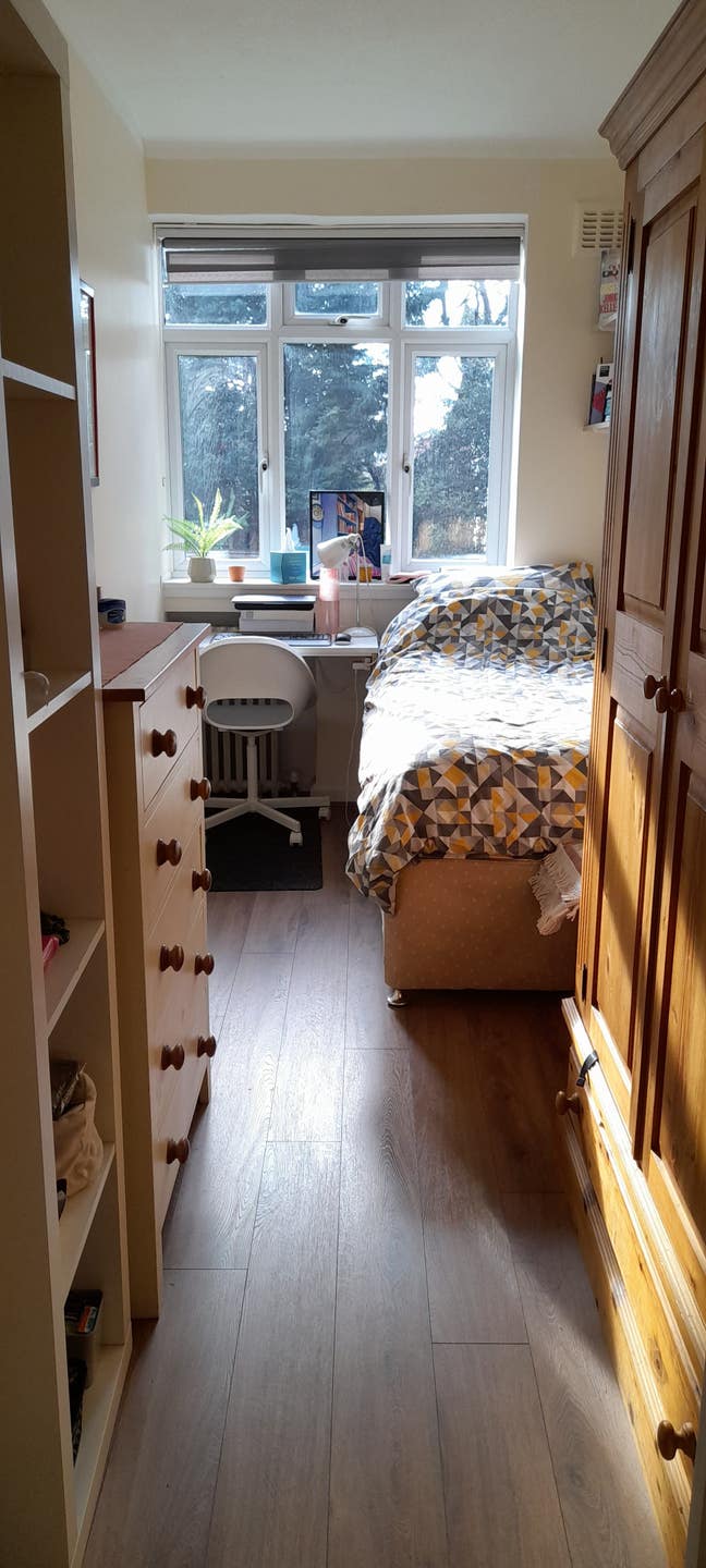 2 Cozy Rooms Available in Lovely All Girls Flat Main Photo