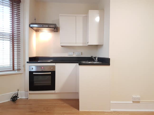 Large One Bed First Floor Flat - Chertsey Main Photo