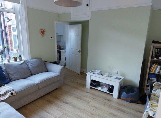 Room in beautiful Heaton flat Main Photo