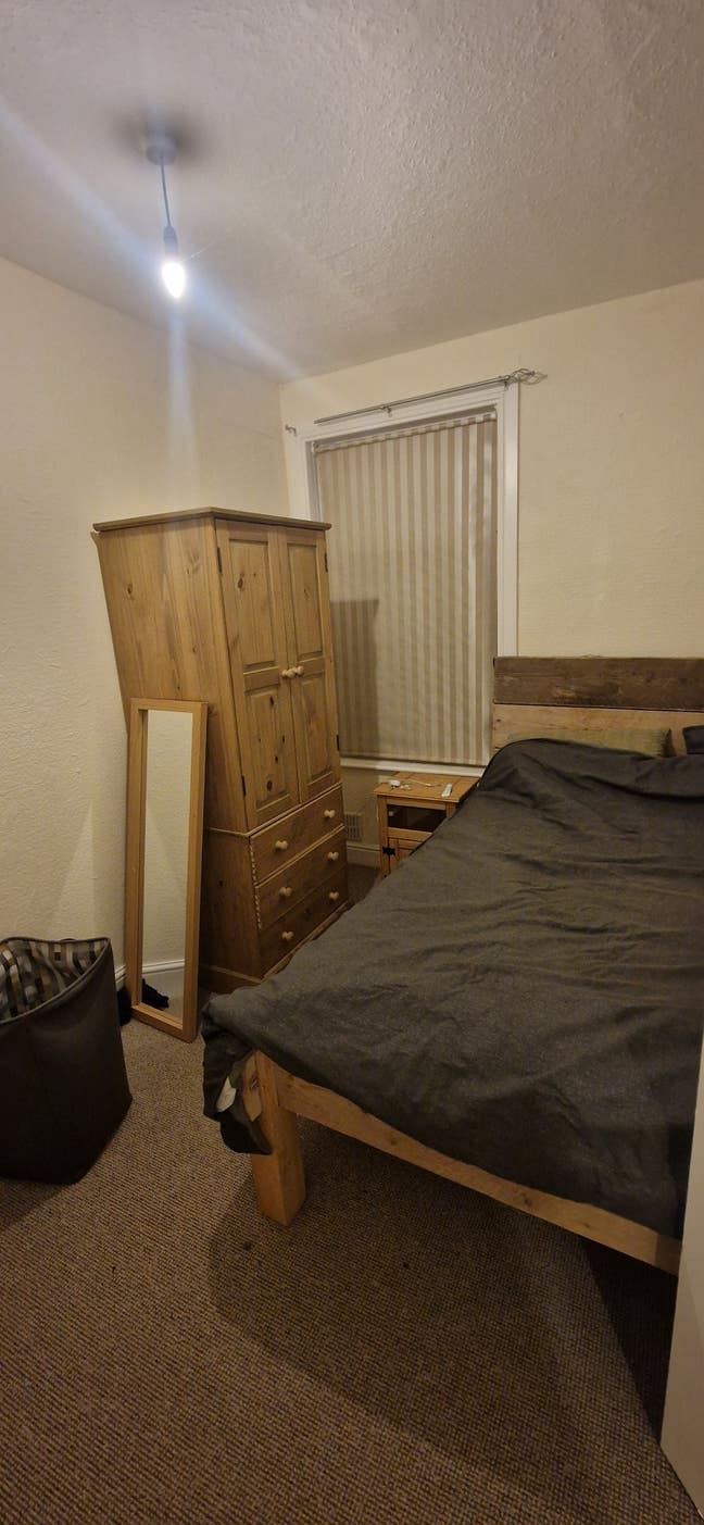 Large sized room available in 2 bed house Main Photo