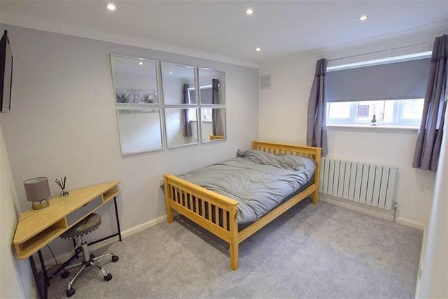 Double room to let in a 3 bedroom house.  Main Photo