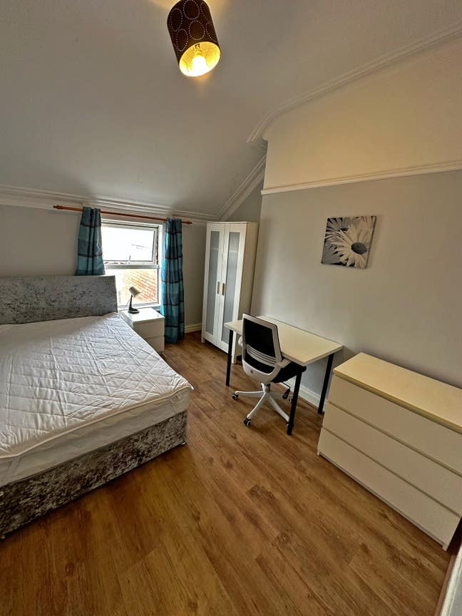 ** Double Room Free Ulsterville Ave ** Main Photo