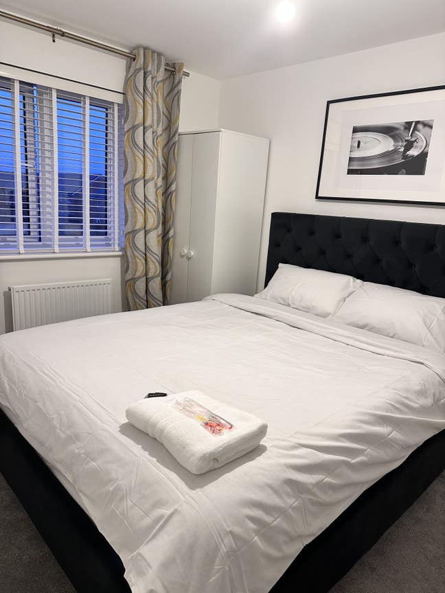 Spacious Kingsize En-Suite Bedroom  Main Photo